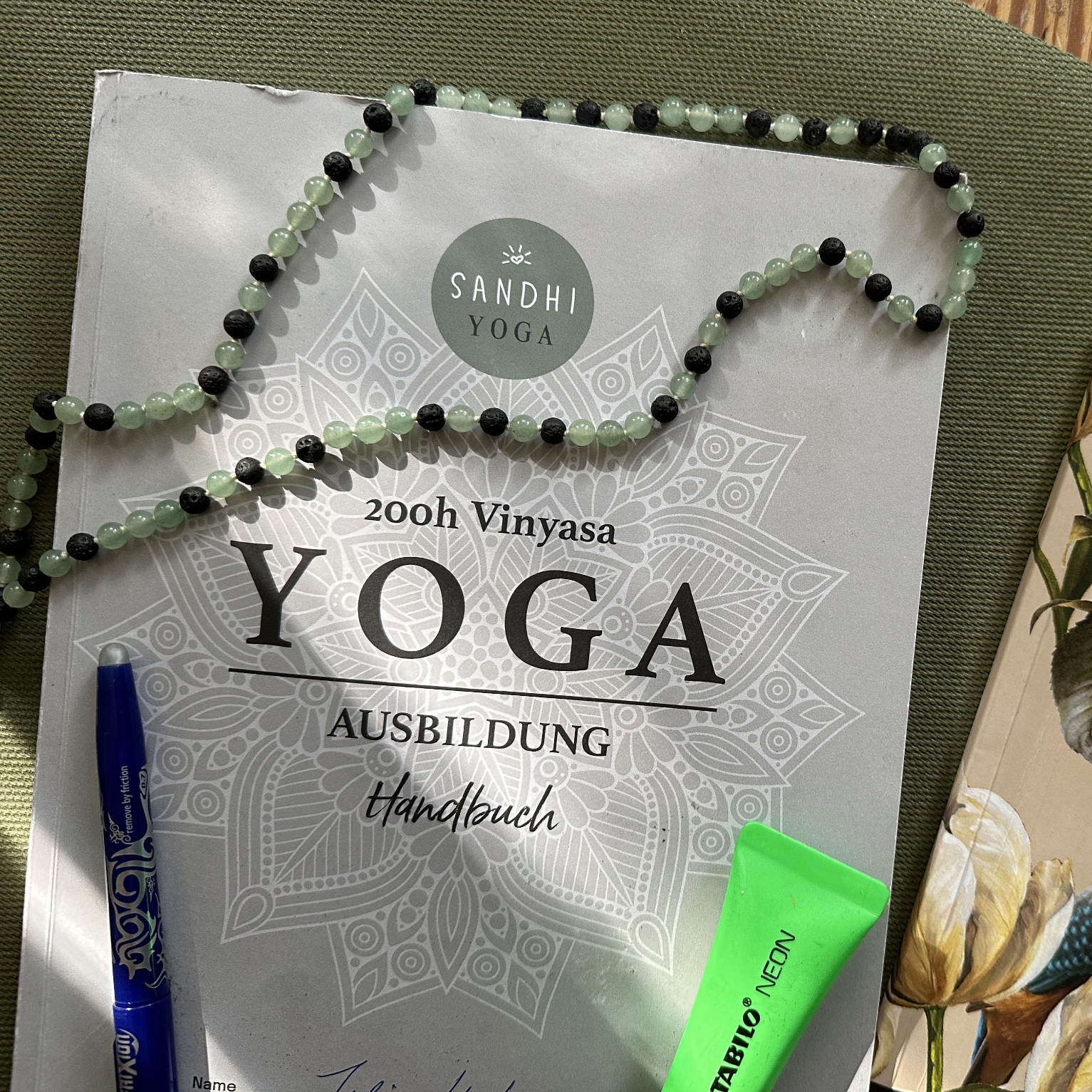 Ausbildungshandbuch der 200h Vinyasa Yoga-Ausbildung bei Sandhi Yoga